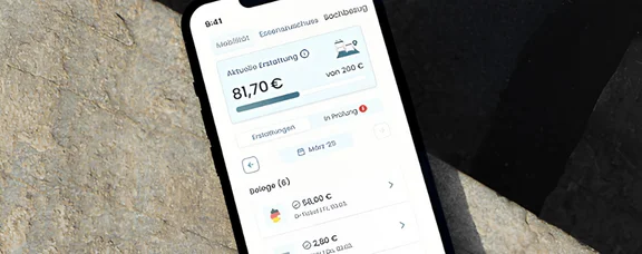 Nahaufnahme eines Smartphone-Display, dass die Nutzeroberfläche der Plattform hrmony zeigt.