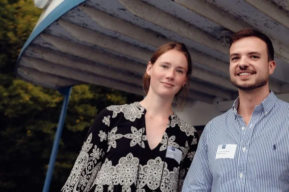 Foto von einer Frau und einem Mann, die nebeneinander stehen.