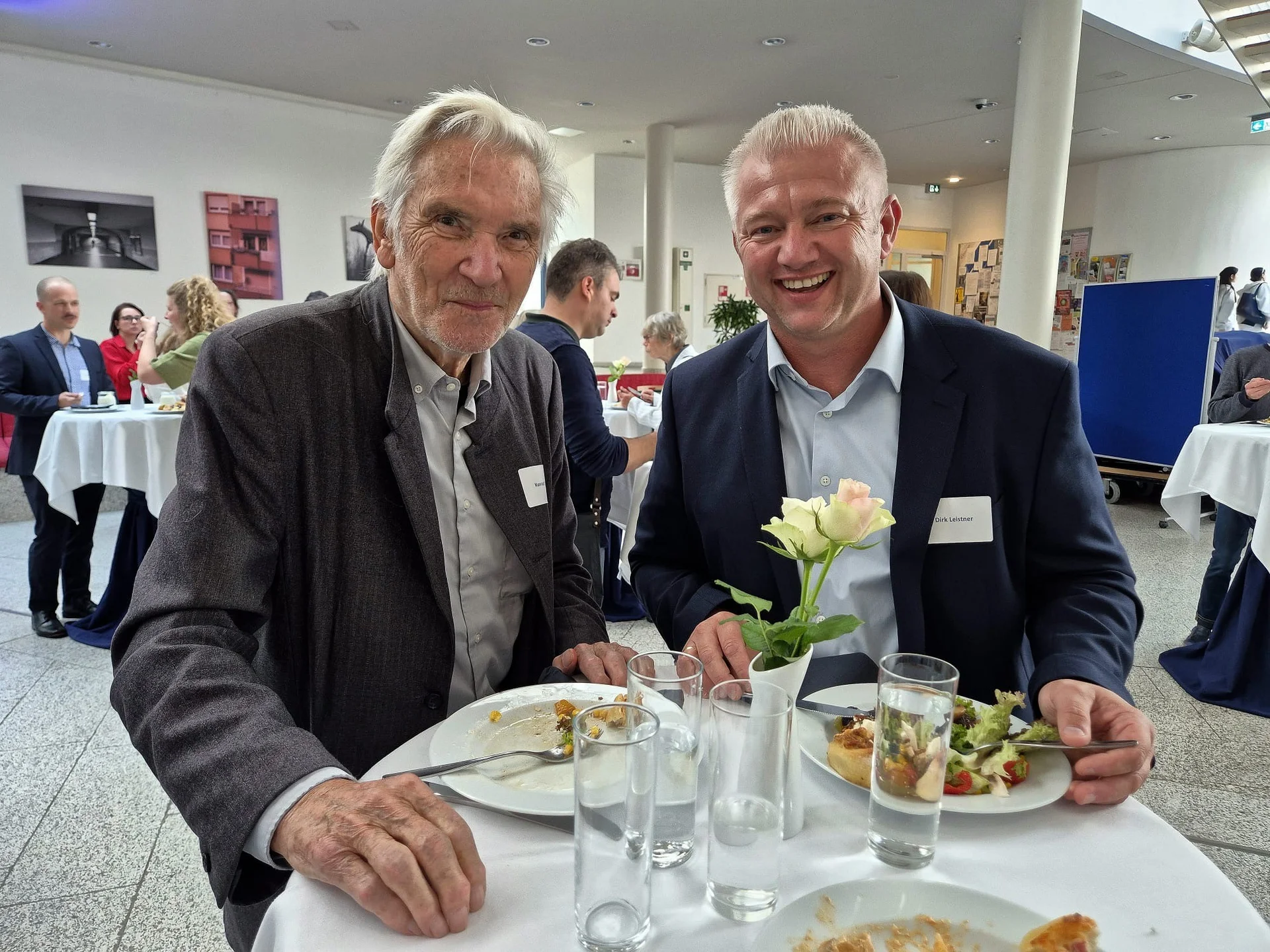 Konrad Schily und Dirk Leistner (Foto: Kristin Schütz) Konrad Schily und Dirk Leistner stehen an einem Stehtisch