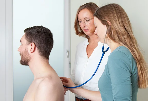 Examination of a patient at the University Outpatient Clinic (Photo: University Outpatient Clinic) Examination of a patient at the university outpatient clinic