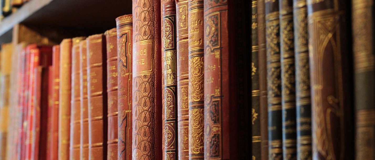 Mit der Kulturzeit an der UW/H möchte das WittenLab. Zukunftslabor Studium fundamentale die universitäre Begegnung stärken. (Foto: Pixabay) Ein Regal voller alter Bücher mit Ledereinband.