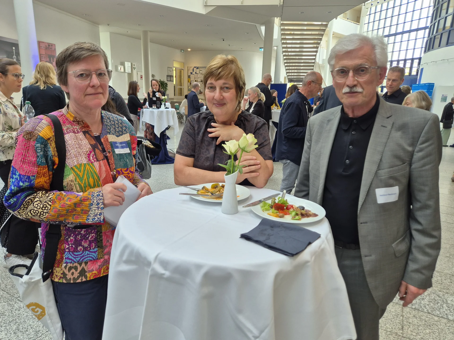 Sabine Metzing, Gabriele Meyer und Hartmut Remmers (Foto: Kristin Schütz) Sabine Metzing, Gabriele Meyer und Hartmut Remmers stehen an einem Stehtisch