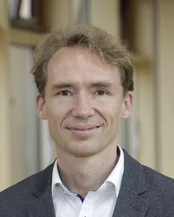 Univ.-Prof. Dr. med. David Martin (Foto: UW/H) Porträtfoto von Univ.-Prof. Dr. med. David Martin