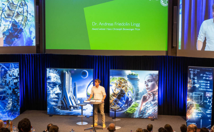 Dr. Andreas Lingg spricht auf einer Bühne. 