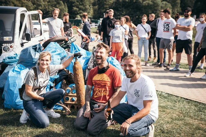 Ruhr CleanUp (Photo: weniger e.V.) People are laughing at the camera, with bin bags in the background