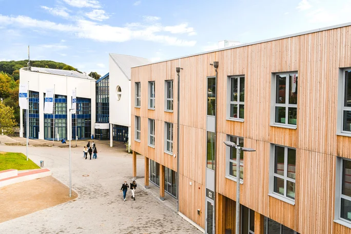 Blick auf Haupt- und Nebengebäude am Campus der UW/H