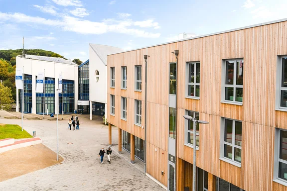 Blick auf Haupt- und Nebengebäude am Campus der UW/H