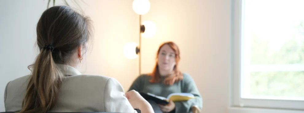 Ein Therapeutin und eine Patientin sitzen sich gegenüber.