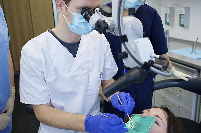 Zahnmedizinische Ausbildung am Behandlungsstuhl an der UW/H (Foto: UW/H)