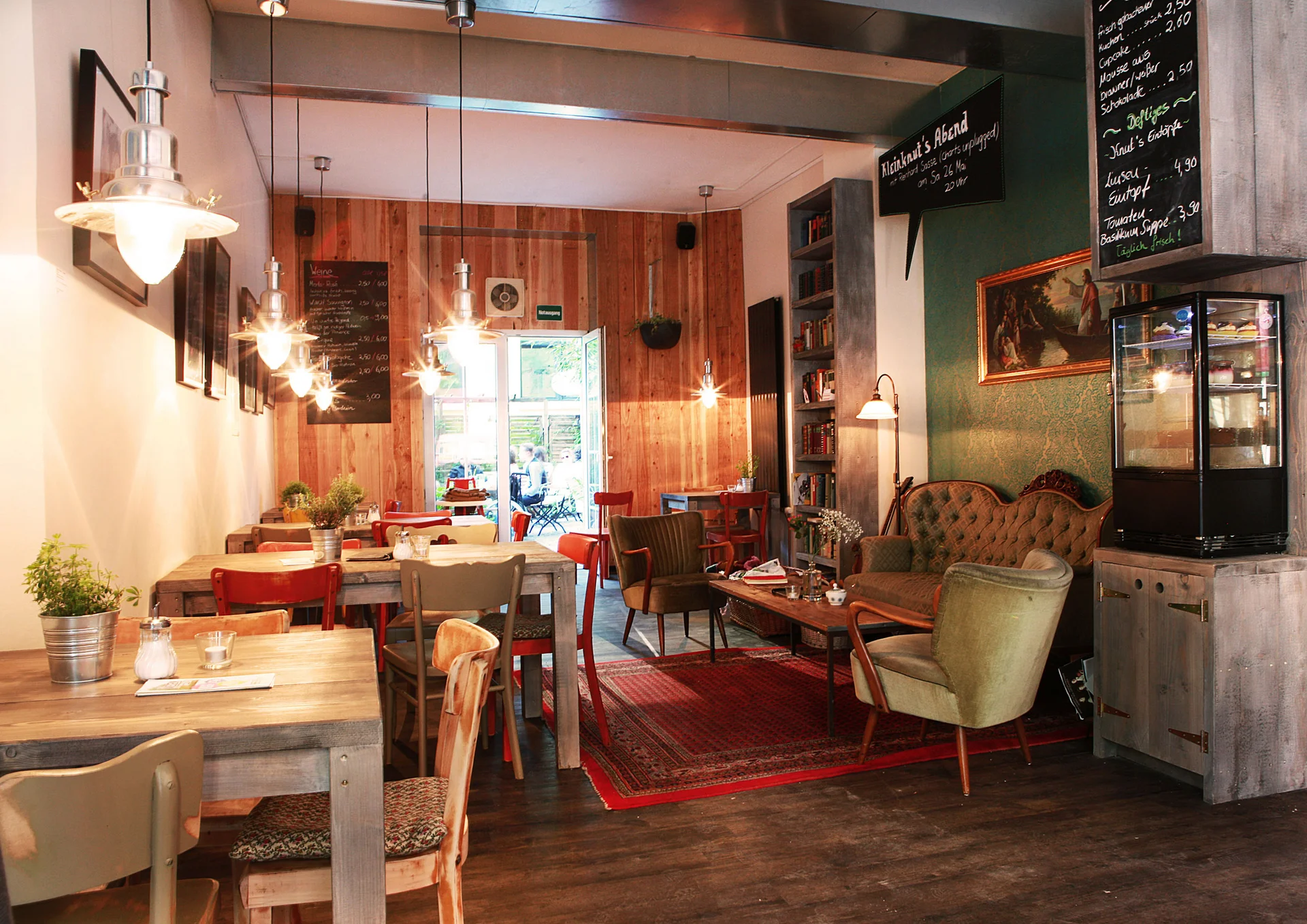 Knut’s cult bar (Photo: Wiesenviertel e. V. | Dana Schmidt) A photo of a bistro interior with cosy seating areas and tables.