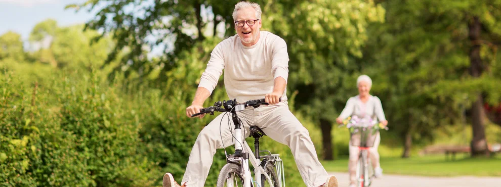 Ein Mann fährt auf einem Fahrrad und streckt die Beine aus.