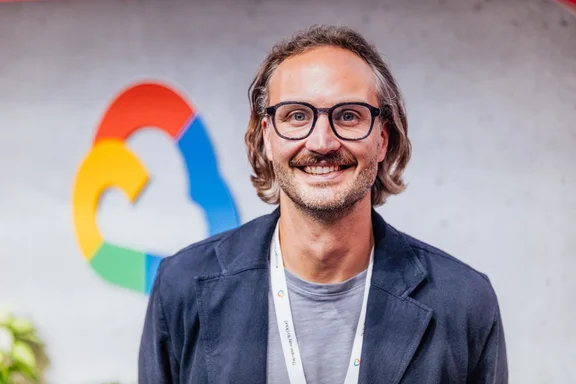 Porträtfoto von Johannes Nolting mit Google-Logo