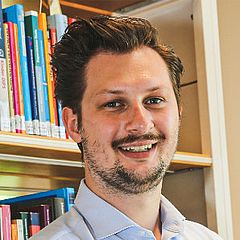 Lukas Lentzler ist Absolvent im Bachelor-Studiengang Philosophie, Politik und Ökonomik (PPÖ) in Witten