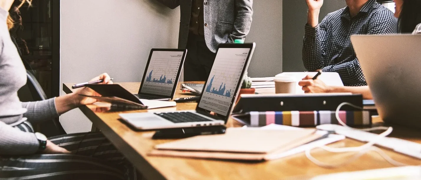 Die WIFU-Ringvorlesung im Juni 2025 thematisiert die integrale Organisationsentwicklung und Familienunternehmen. (Foto: pixabay | RonaldCandonga) Symbolbild Meeting