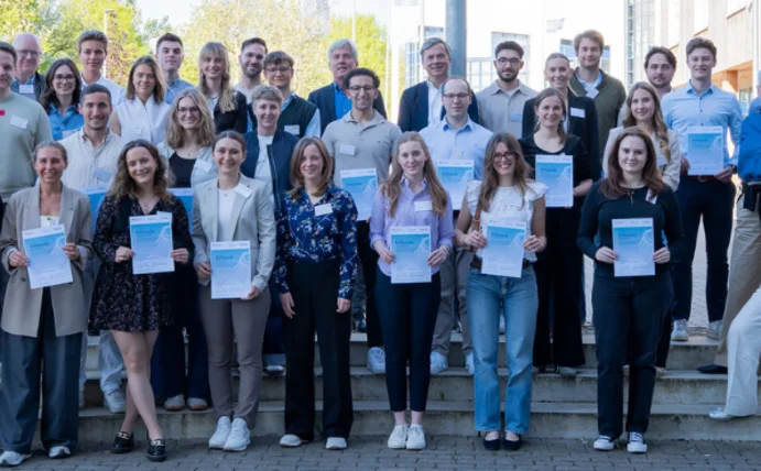 Group photo of scholarship holders and their sponsors on the UW/H campus.