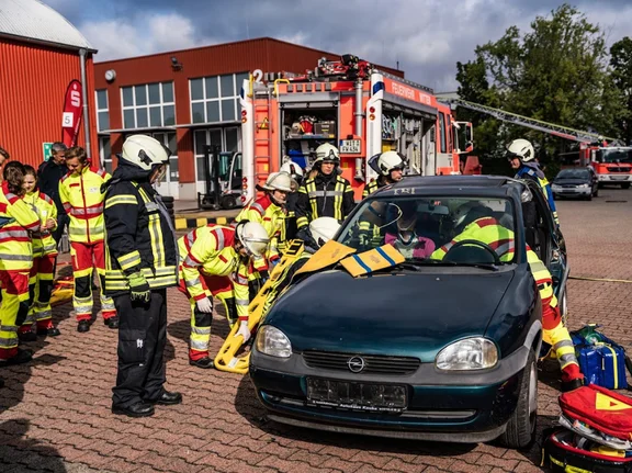 Üben für den Ernstfall: Mit der AG Notfallmedizin nimmt Tim regelmäßig am Wittener Notfalltag teil. (Foto: UW/H | Tobias Brandner) Das Foto zeigt die Übung eines Rettungseinsatzes. Rettungskräfte versuchen eine verletzte Person aus einem Auto zu befreien.