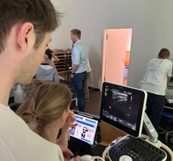 Darstellung einer Praxisübung in der Sonografie