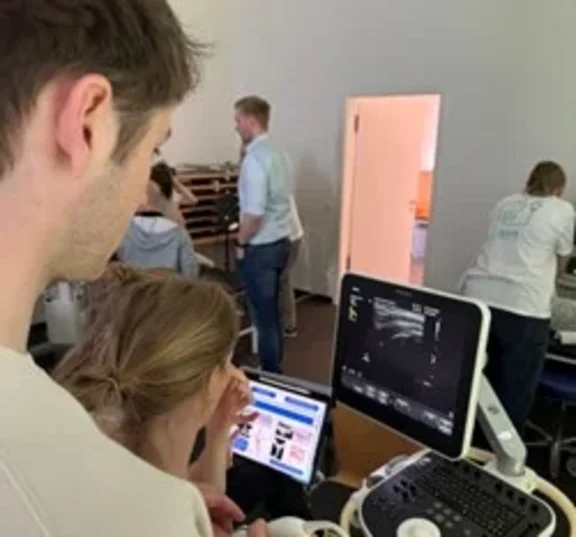 Darstellung einer Praxisübung in der Sonografie
