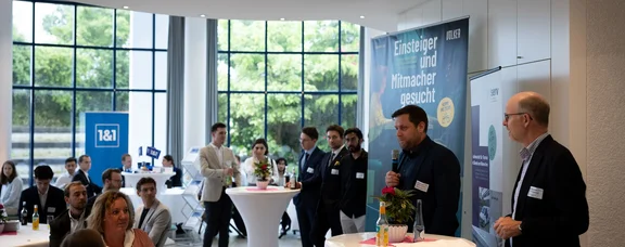 Teilnehmer:innen der Veranstaltung Heiratsmarkt der UW/H, diese bringt Studierende und Unternehmen zusammen.