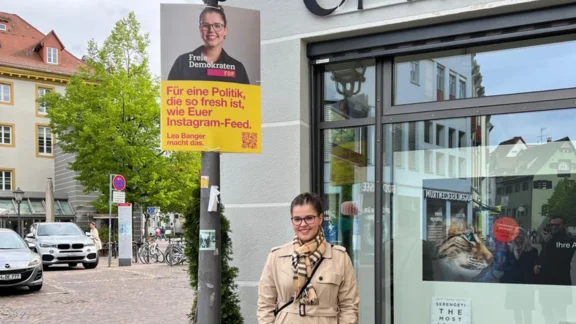 Lea mit ihrem Plakat für die Europawahl 2024 