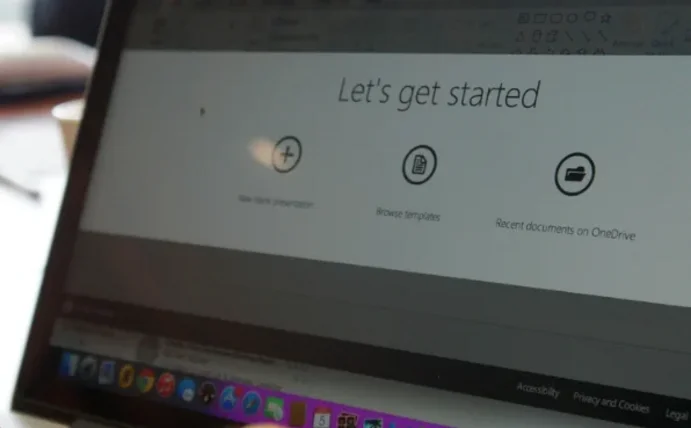 Aufnahme eines Laptopbildschirms, zu lesen ist "Let's get started".