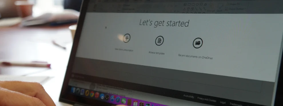 Aufnahme eines Laptopbildschirms, zu lesen ist "Let's get started".