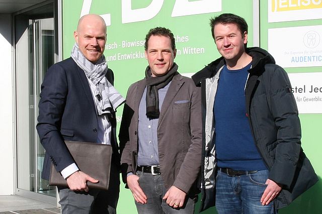 Die beiden Pflegix-Gründer und Geschäftsführer Tim Kahrmann (l.) und Andreas Helget (r.) mit Investor Thomas Wötzel vor dem Zahnmedizinisch-Biowissenschaftlichen Forschungs- und Entwicklungszentrum Witten.