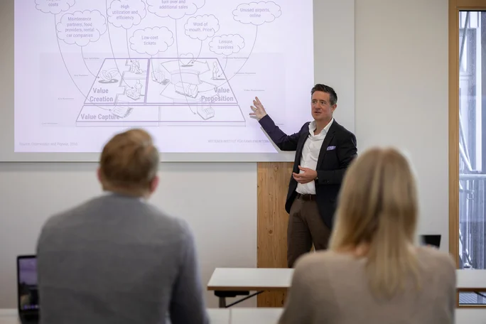 Seminar im Studiengang Social Data Science (B. Sc.) an der UW/H (Foto: UW/H | Michael Schwettmann) Ein Professor präsentiert ein Thema im Studiengang Social Data Science (B. Sc.) an der UW/H.