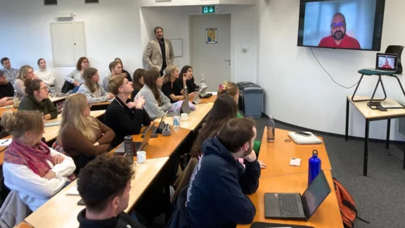 Teilnehmende des Seminars "Understanding Media" schauen auf eine Zoom-Konferenz.