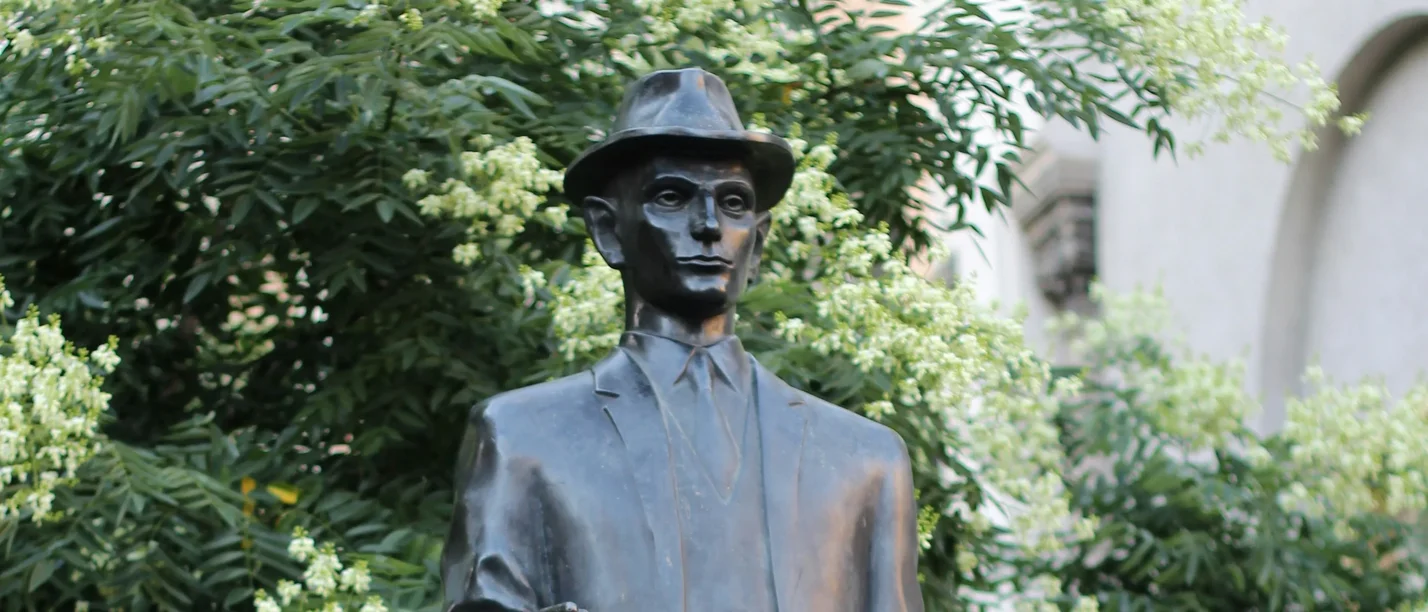 Die Lesung soll an den Dichter Franz Kafka erinnern. (Foto: pixabay | Olga1205) Statue von Frank Kafka