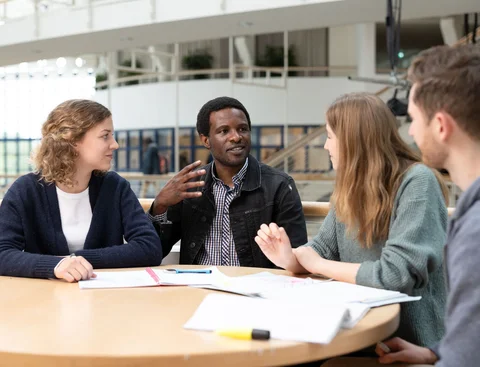 Internationale Studierende aus aller Welt treffen sich in Witten