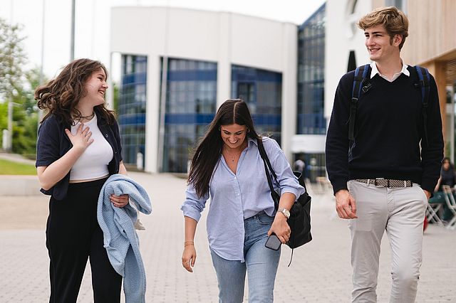 Studierende vor der Universität Witten/Herdecke (Foto: UW/H|Johannes Buldmann)