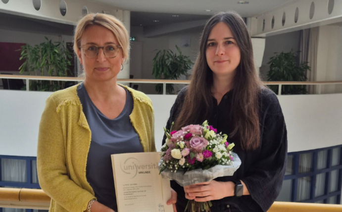 Prof. Dr. Julia Velten (right) receives her letter of appointment from Prof. Dr. Margareta Halek (left).