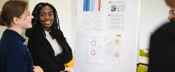 PPÖ-Studierende an der UW/H arbeiten am Flipchart.