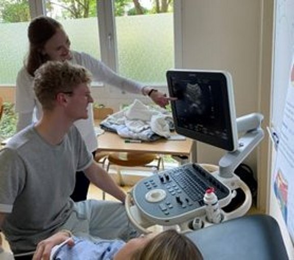 Darstellung einer Praxisübung Sonografie