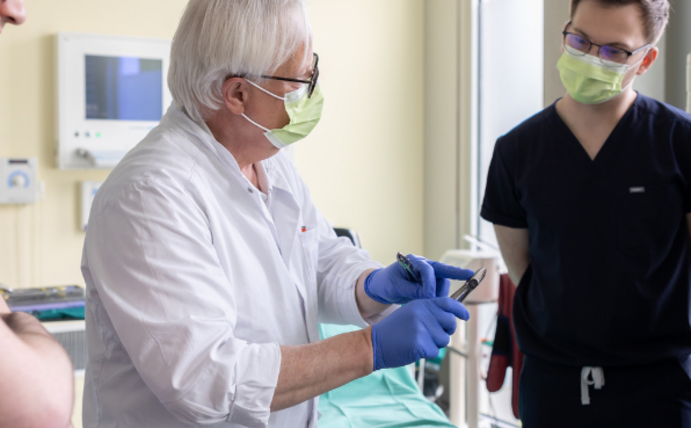 Prof. Dr. Joachim Jackowski von der UW/H ist neuer Vorsitzender des Arbeitskreis Oralpathologie und Oralmedizin (Foto: UW/H | Michael Schwettmann) Lehrsituation in der Zahnmedizin. Ein Professor demonstriert den korrekten Umgang mit Instrumenten vor seinen Studierenden.