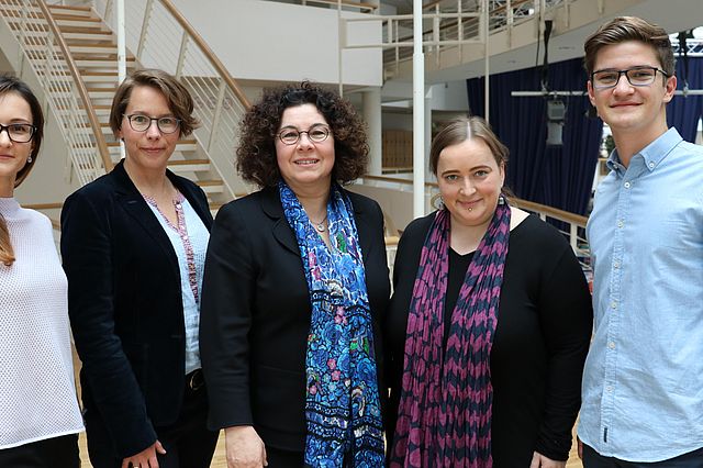 Projektteam (von links): Kateryna Bidenko, Christin Tewes, Prof. Dr. Sabine Bohnet-Joschko (Projektleiterin), Dr. Tanja Segmüller (Kooperationspartnerin von der Hochschule für Gesundheit), Jan Haase