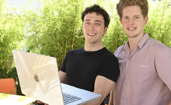 Rethinking surgical training and enhancing it through the use of innovative technology – that is precisely the aim of UW/H students Lukas and Mattis. (Photo: Private) Two students are smiling at the camera. One of them is holding a laptop.