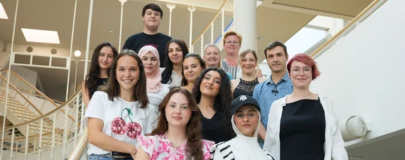 At UW/H, we train young people to become IT specialists, office management assistants and dental assistants. (Photo: UW/H) Group photo of the trainees at Witten/Herdecke University