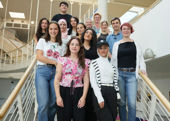 At UW/H, we train young people to become IT specialists, office management assistants and dental assistants. (Photo: UW/H) Group photo of the trainees at Witten/Herdecke University