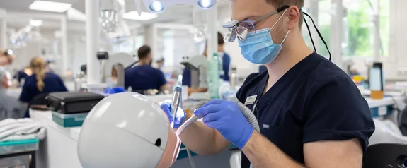 Ein Zahnmedizinstudent bei der Arbeit an einem Modell