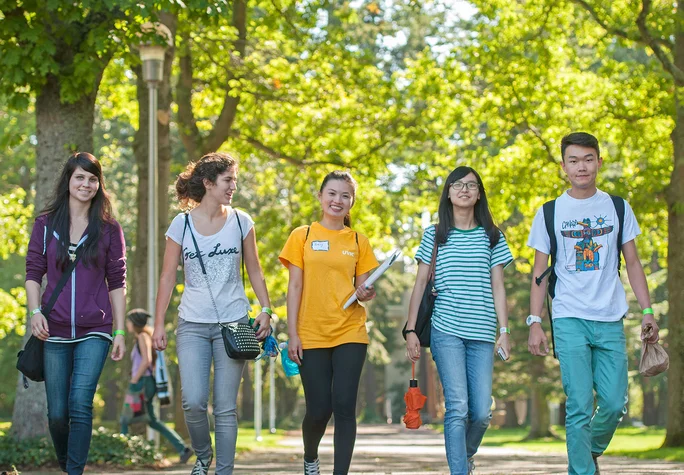 Studierende an der University of Victoria in Kanada laufen auf dem Campus.