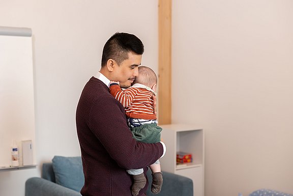 Information for parents (Photo: UW/H | Michael Schwettmann) Father with baby in his arms