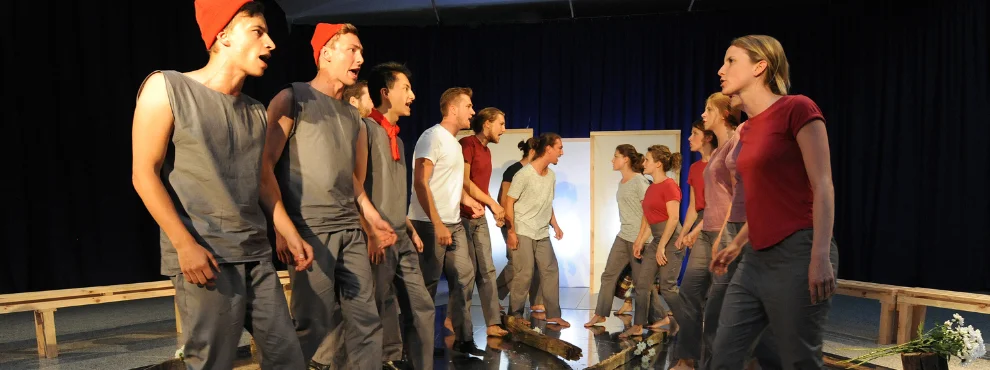 Studierende spielen Theater.