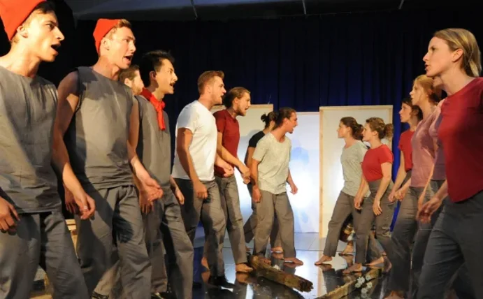 Studierende spielen Theater.