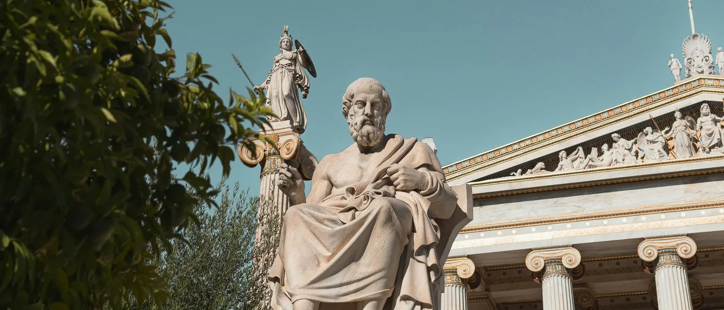 Vortrag über die Begründung der abendländischen Psychologie bei Plato & Aristoteles - mit Prof. Dr. Harald Schwaetzer (Foto: pexels | Dante Muñoz) Statue von Plato