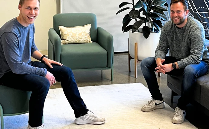 Max Elster sitzt mit Richard Einhorn im Wohnzimmer.