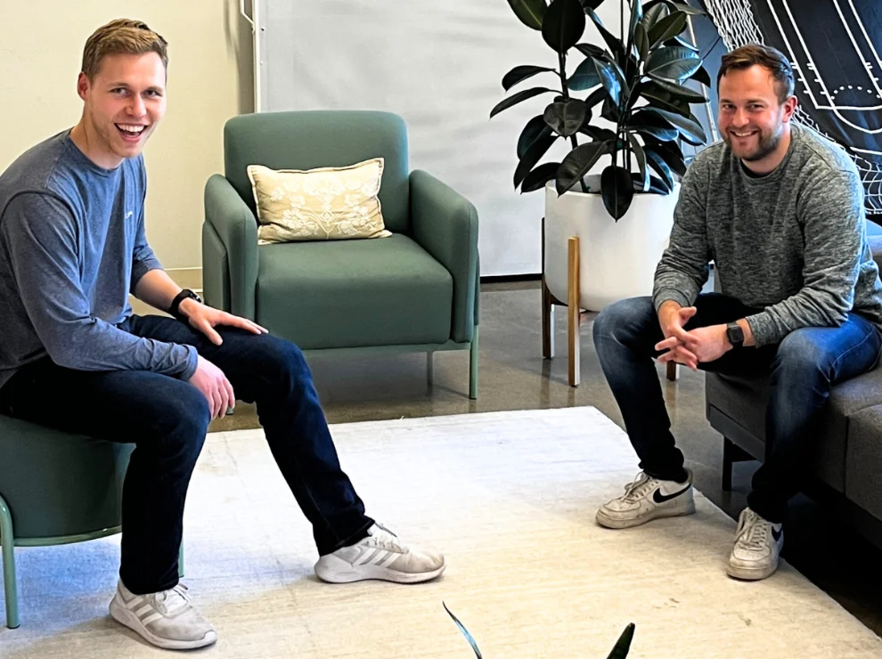 Max Elster sitzt mit Richard Einhorn im Wohnzimmer.