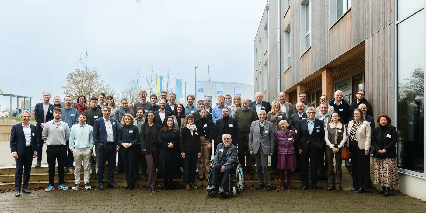 Alle TDU-Teilnehmer:innen versammelt vor dem Uni-Neubau