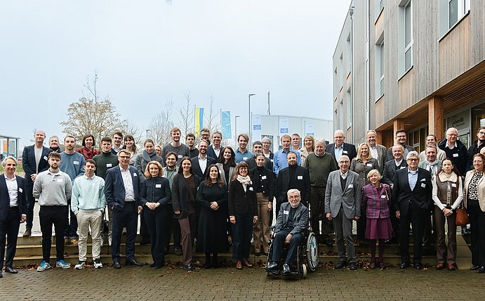 Alle TDU-Teilnehmer:innen versammelt vor dem Uni-Neubau